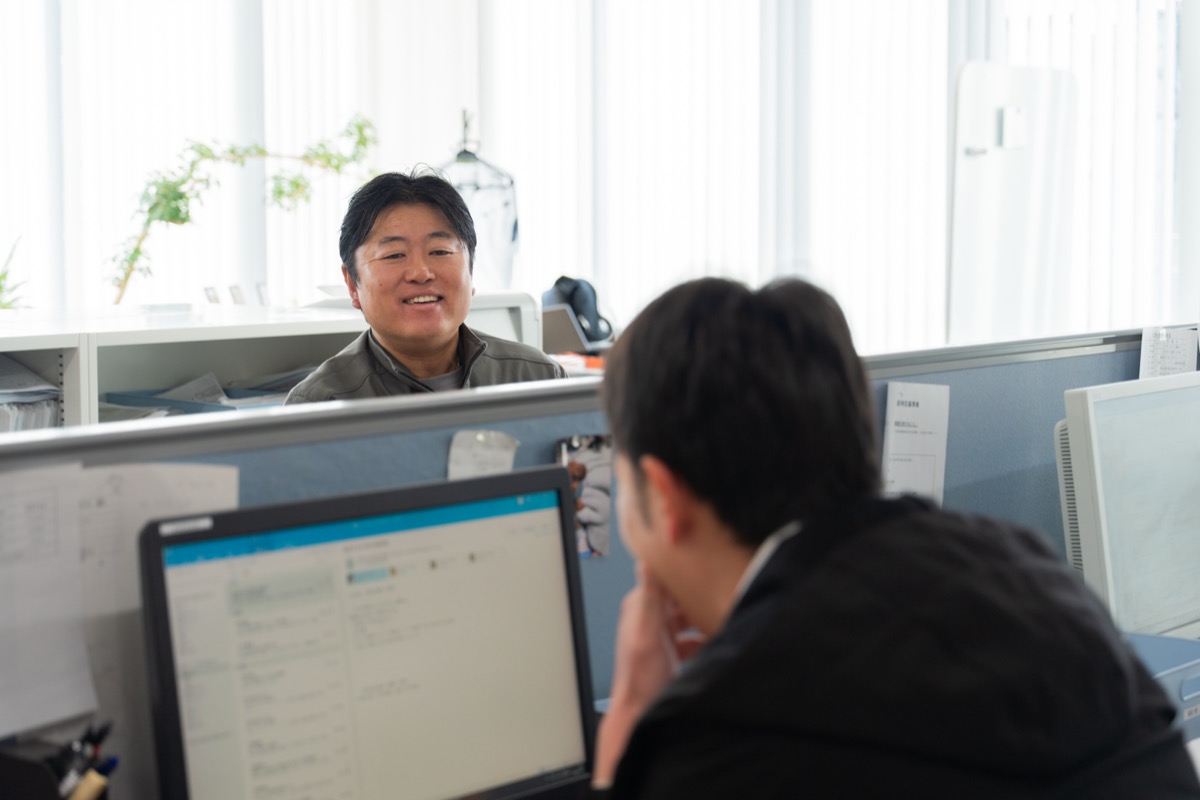 笑顔で会話するスタッフ