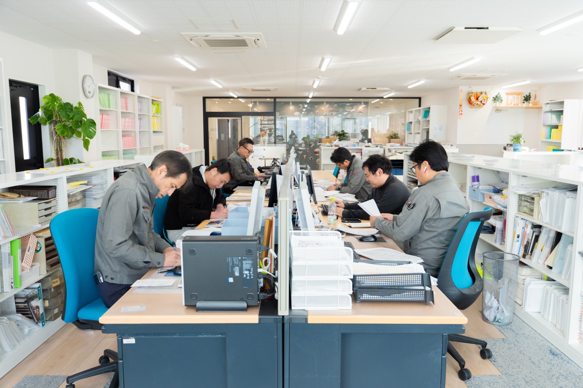 オフィスで働くスタッフたち